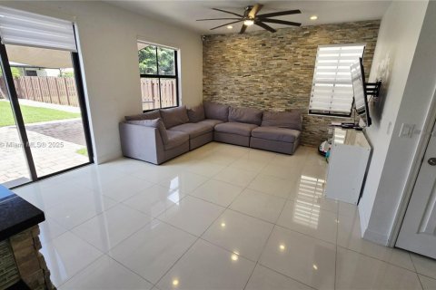 House in Doral, Florida 5 bedrooms, 277.96 sq.m. № 1946904 - photo 19