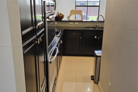 House in Doral, Florida 5 bedrooms, 277.96 sq.m. № 1946904 - photo 13