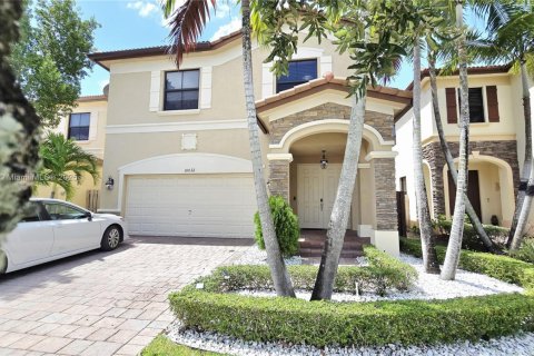House in Doral, Florida 5 bedrooms, 277.96 sq.m. № 1946904 - photo 6