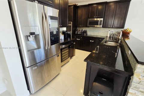 House in Doral, Florida 5 bedrooms, 277.96 sq.m. № 1946904 - photo 7