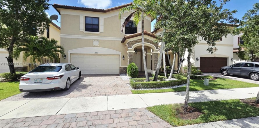 House in Doral, Florida 5 bedrooms, 277.96 sq.m. № 1946904