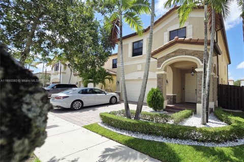 House in Doral, Florida 5 bedrooms, 277.96 sq.m. № 1946904 - photo 2