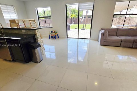 House in Doral, Florida 5 bedrooms, 277.96 sq.m. № 1946904 - photo 14