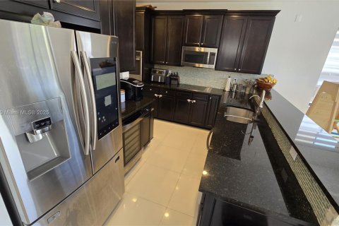 House in Doral, Florida 5 bedrooms, 277.96 sq.m. № 1946904 - photo 11