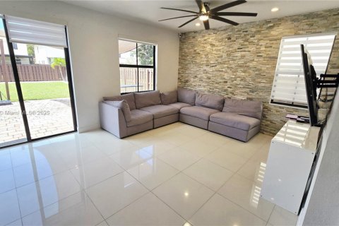 House in Doral, Florida 5 bedrooms, 277.96 sq.m. № 1946904 - photo 18