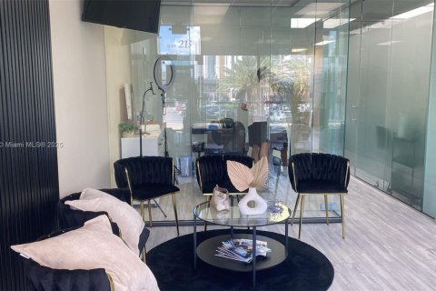 Commercial property in Sunny Isles Beach, Florida № 1794295 - photo 10
