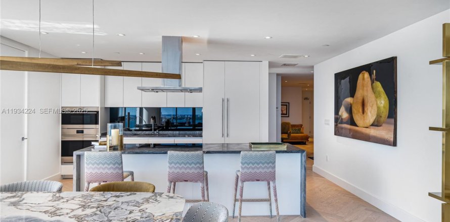 Кондоминиум с 2 спальнями в Майами, Флорида № 1992460