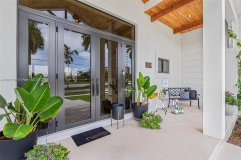 House in Miami, Florida 4 bedrooms, 283.26 sq.m. № 1762368 - photo 7