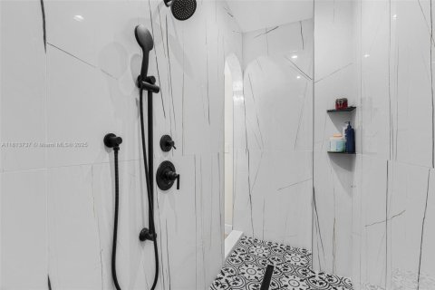 House in Miami, Florida 4 bedrooms, 283.26 sq.m. № 1762368 - photo 28