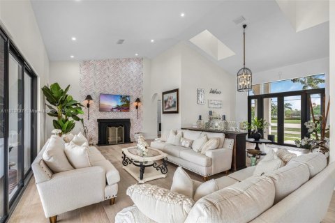 House in Miami, Florida 4 bedrooms, 283.26 sq.m. № 1762368 - photo 13