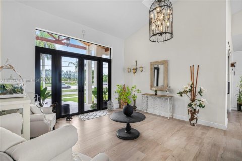 House in Miami, Florida 4 bedrooms, 283.26 sq.m. № 1762368 - photo 10
