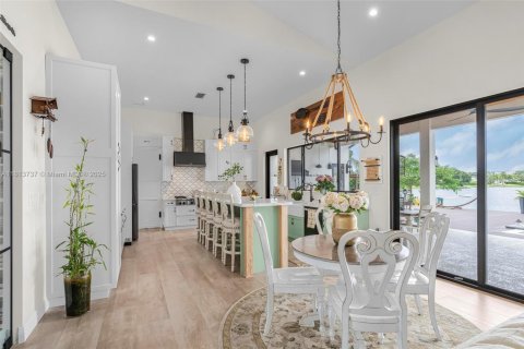 House in Miami, Florida 4 bedrooms, 283.26 sq.m. № 1762368 - photo 15
