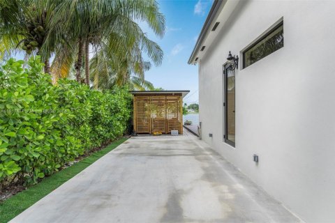 House in Miami, Florida 4 bedrooms, 283.26 sq.m. № 1762368 - photo 5