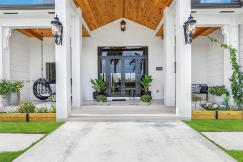 House in Miami, Florida 4 bedrooms, 283.26 sq.m. № 1762368 - photo 6