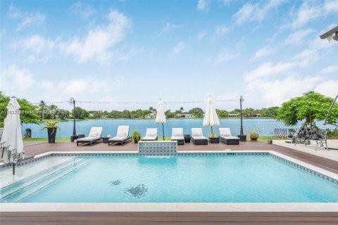 House in Miami, Florida 4 bedrooms, 283.26 sq.m. № 1762368 - photo 1