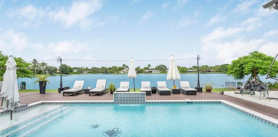 House in Miami, Florida 4 bedrooms, 283.26 sq.m. № 1762368