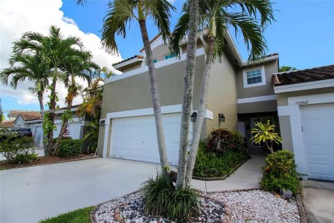 Townhouse in Coral Springs, Florida 4 bedrooms, 181.35 sq.m. № 1794200 - photo 2