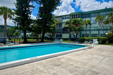 Снять в аренду кондоминиум в Холливуд, Флорида 2 спальни, 96.62м2, № 2066913 - фото 13