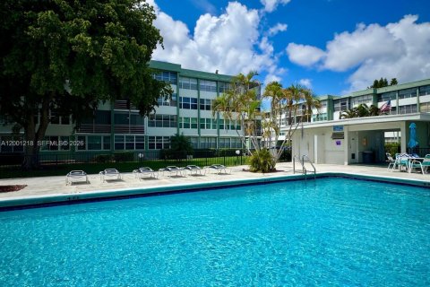 Снять в аренду кондоминиум в Холливуд, Флорида 2 спальни, 96.62м2, № 2066913 - фото 17