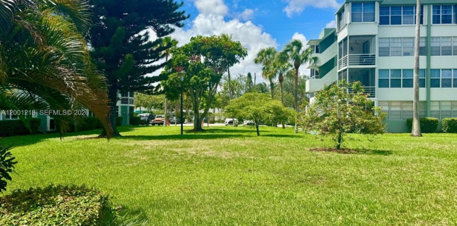 Кондоминиум с 2 спальнями в Холливуд, Флорида № 2066913