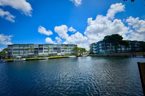 Снять в аренду кондоминиум в Холливуд, Флорида 2 спальни, 96.62м2, № 2066913 - фото 4