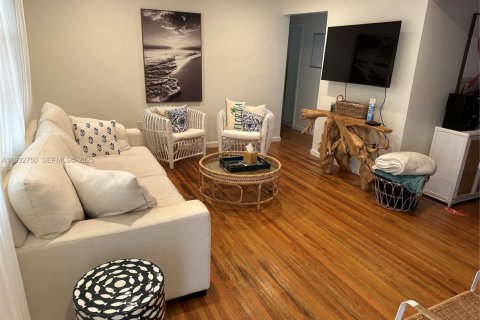 Casa en alquiler en Coral Gables, Florida, 3 dormitorios, 129.51 m2 № 1991086 - foto 4