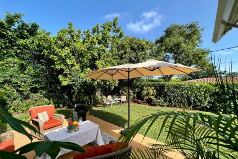 Casa en alquiler en Coral Gables, Florida, 3 dormitorios, 129.51 m2 № 1991086 - foto 1