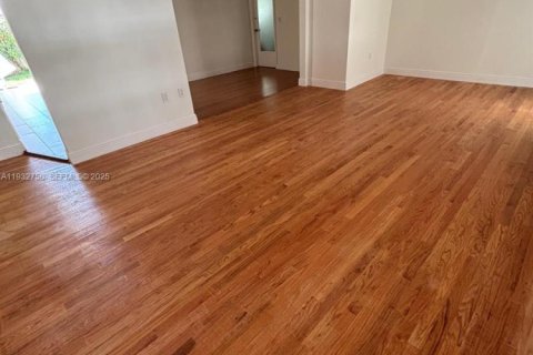 Casa en alquiler en Coral Gables, Florida, 3 dormitorios, 129.51 m2 № 1991086 - foto 10