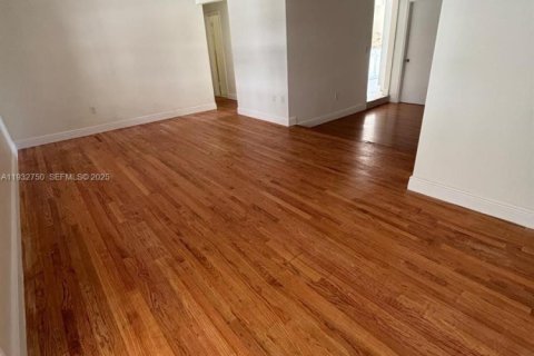 Casa en alquiler en Coral Gables, Florida, 3 dormitorios, 129.51 m2 № 1991086 - foto 9