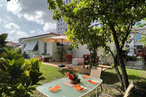Casa en alquiler en Coral Gables, Florida, 3 dormitorios, 129.51 m2 № 1991086 - foto 3