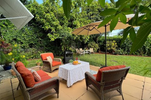 Casa en alquiler en Coral Gables, Florida, 3 dormitorios, 129.51 m2 № 1991086 - foto 2