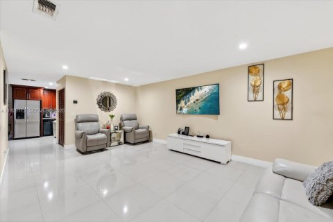 Casa en venta en Hialeah, Florida, 3 dormitorios, 117.8 m2 № 1987466 - foto 6