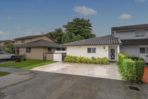 Casa en venta en Hialeah, Florida, 3 dormitorios, 117.8 m2 № 1987466 - foto 2