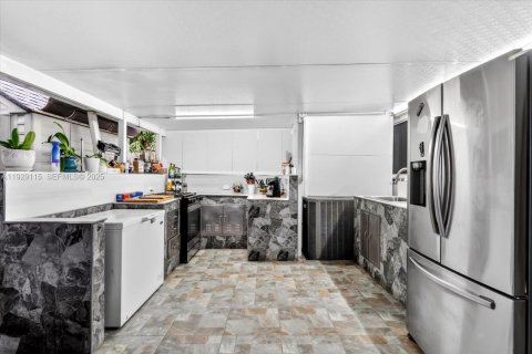 Casa en venta en Hialeah, Florida, 3 dormitorios, 117.8 m2 № 1987466 - foto 24