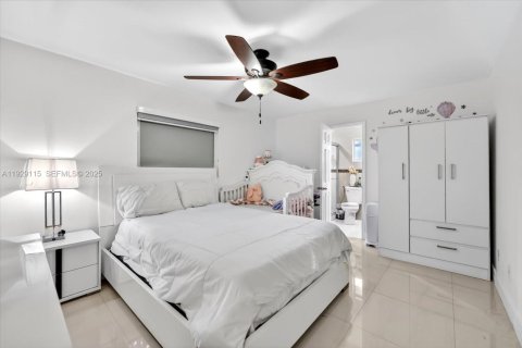Casa en venta en Hialeah, Florida, 3 dormitorios, 117.8 m2 № 1987466 - foto 18