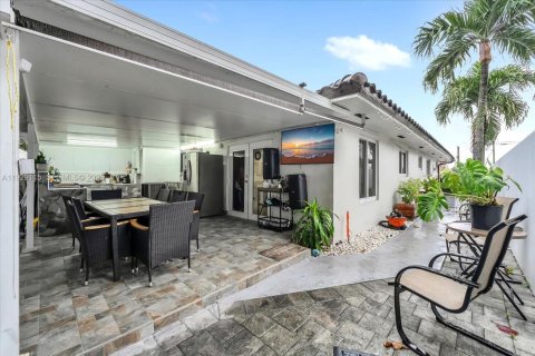 Casa en venta en Hialeah, Florida, 3 dormitorios, 117.8 m2 № 1987466 - foto 25