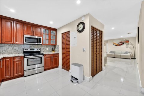 Casa en venta en Hialeah, Florida, 3 dormitorios, 117.8 m2 № 1987466 - foto 11