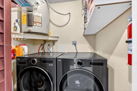 Casa en venta en Hialeah, Florida, 3 dormitorios, 117.8 m2 № 1987466 - foto 12