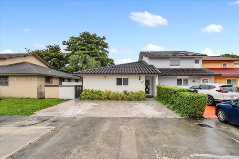 Casa en venta en Hialeah, Florida, 3 dormitorios, 117.8 m2 № 1987466 - foto 3
