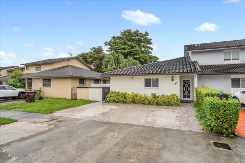 Casa en venta en Hialeah, Florida, 3 dormitorios, 117.8 m2 № 1987466 - foto 1