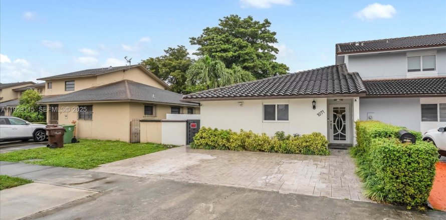 Casa en Hialeah, Florida 3 dormitorios, 117.8 m2 № 1987466