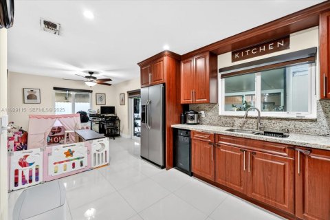 Casa en venta en Hialeah, Florida, 3 dormitorios, 117.8 m2 № 1987466 - foto 10