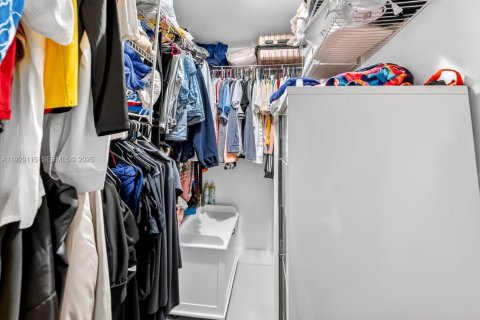 Casa en venta en Hialeah, Florida, 3 dormitorios, 117.8 m2 № 1987466 - foto 17