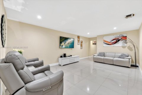 Casa en venta en Hialeah, Florida, 3 dormitorios, 117.8 m2 № 1987466 - foto 5