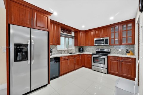 Casa en venta en Hialeah, Florida, 3 dormitorios, 117.8 m2 № 1987466 - foto 9