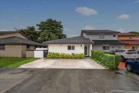 Casa en venta en Hialeah, Florida, 3 dormitorios, 117.8 m2 № 1987466 - foto 4