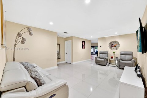 Casa en venta en Hialeah, Florida, 3 dormitorios, 117.8 m2 № 1987466 - foto 8