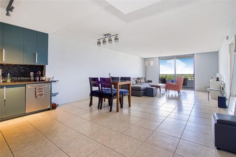 Купить кондоминиум в Халландейл-Бич, Флорида 1 спальня, 88.26м2, № 1920159 - фото 12