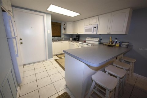 Condo in New Smyrna Beach, Florida, 2 bedrooms  № 2108431 - photo 9