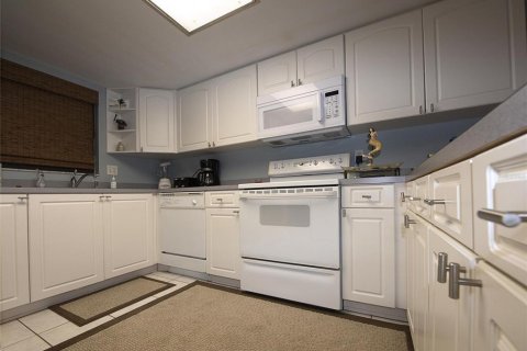 Condo in New Smyrna Beach, Florida, 2 bedrooms  № 2108431 - photo 3